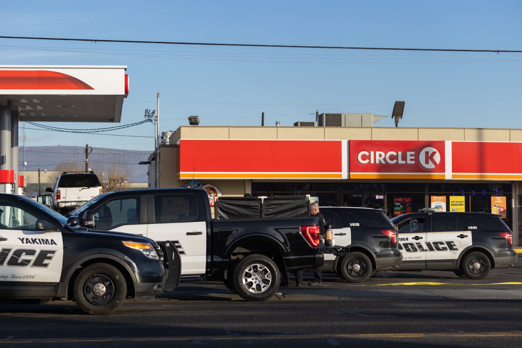 Suspect dead after 3 killed in Yakima convenience store shooting